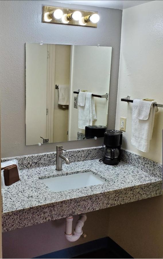 Travelodge By Wyndham Albuquerque West Экстерьер фото